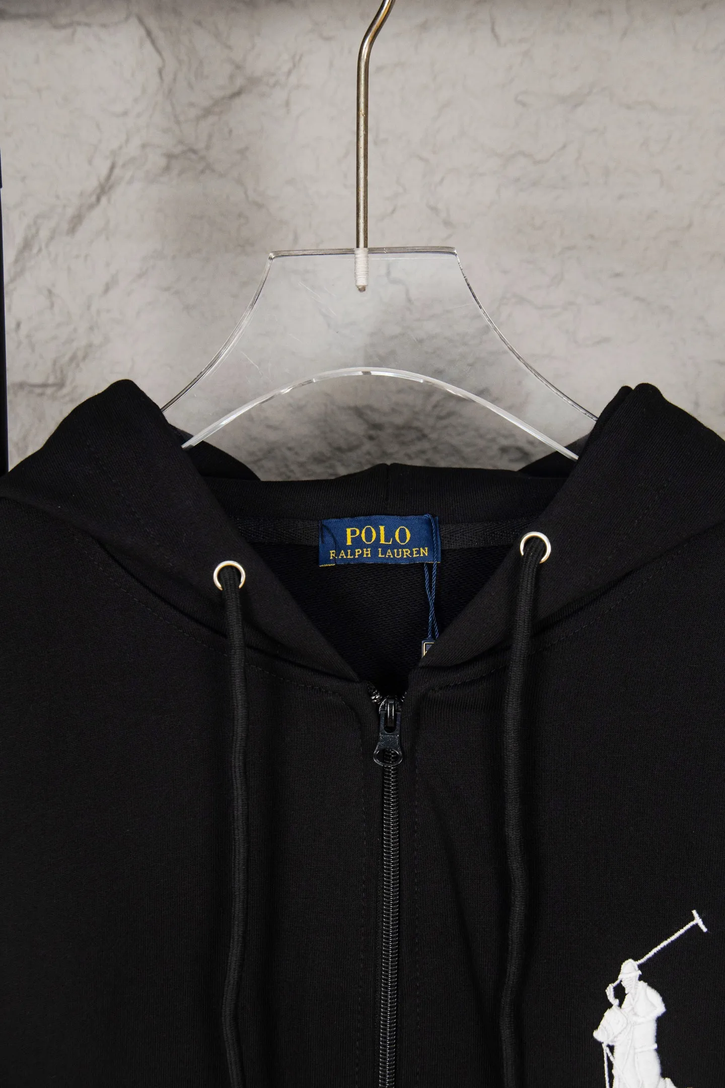 P230 Ralph Lauren/Ralph Lauren Malaysian embroidered zipper cardigan hooded sweatshirt. This sweatshirt is available for everyone in autumn and winter. You can wear it casually no matter how you wear it! ! This hooded sweatshirt is decorated with the simple style that represents Ralph Lauren and is paired with a pony embroidery pattern, which is three-dimensional and full! The solid color fabric paired with exquisite embroidery instantly sets it off! Hooded sports design, loose and casual fit! The overall texture is very strong! Through the pictures, we can feel the thickness and texture of custom-woven and dyed threads. The workmanship is exquisite. They are shipped from major foreign trade factories. They are all made by masters with many years of experience. Everything is of high standards and requirements! Simple and versatile model ~ Made of imported pique cotton fabric, which is super delicate and soft, close to the body without being tied. All fabrics and accessories are original custom-made and of high quality! Perfectly reflects the brand’s sense of superiority! Standard cut, comfortable stretch, unrestricted movement! Highly practical, high-end and classy! Versatile style ~ can be paired with jeans or jogging pants. Ideal for transitioning from your morning commute to weekend events! Size: S-XL Navy Black Gray